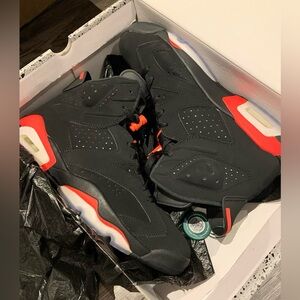 Selling Jordan Retro 6 in size 9.5.